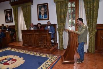 El periodista teldense Gaumet Florido leyó este jueves en el Pleno municipal el Manifiesto Institucional por el Día Internacional de las Mujeres (Foto TA y Francisco J. Santana)